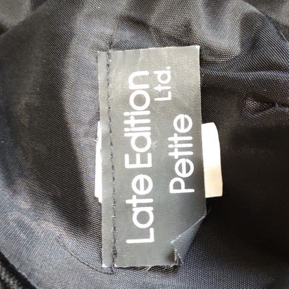 Late Edition Ltd Petite Velvet V Back Dress - Picture 6 of 8